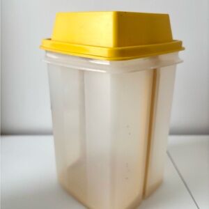 1560 TUPPERWARE PICK-A-DELI PICKLE KEEPER 2 QT CONTAINER  CLEAR W/YELLOW SEAL